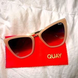 Quay Reina Cateye Sunglasses Cream/Pink